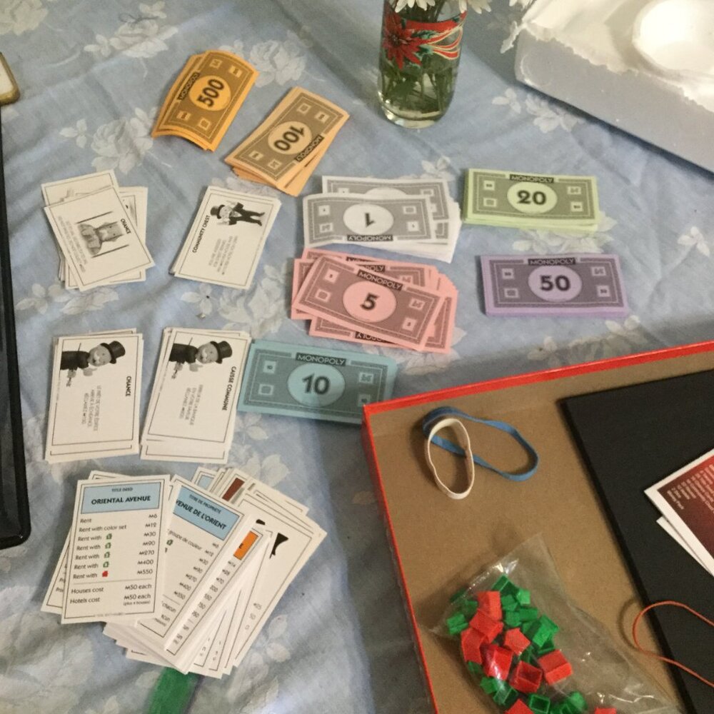 Monopoly all pieces are there English and French cards are both there excellent - Picture 4 of 8